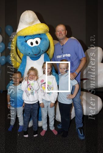 Leidschendam 6 juli 2025
Premiere Smurfen film bij Kinepolis . Aanwezig oa van de stemmencast Roxy Dekker Luuk v Leeuwen Julia Tan en Thorn de Vries . Raymond v Barneveld kwam met zijn zoon , kleinkinderen en zijn vrouw
