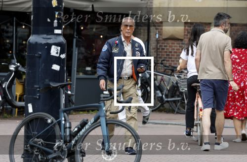 Gouda 18 juli 2025
Rogier Smit heeft een afspraak met zijn zus Pauline en zwager Reinout  in het centrum van Gouda.