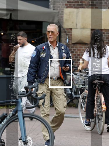Gouda 18 juli 2025
Rogier Smit heeft een afspraak met zijn zus Pauline en zwager Reinout  in het centrum van Gouda.