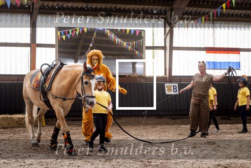 Den Haag 5 juli 2025
Hare Koninklijke Hoogheid Prinses Beatrix der Nederlanden heeft op zaterdagmiddag 5 juli het 60-jarig jubileum van de Stichting Paardrijden voor Gehandicapten (SPG) op de Madurodam Manege in Den Haag bijgewoond.