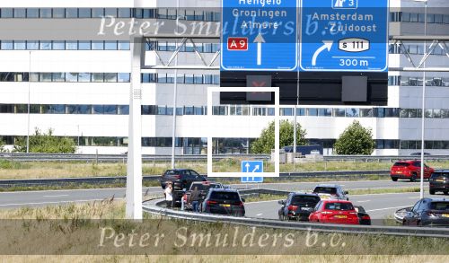 Amsterdam 17 juli 2025
Undercover Politie wagens op de vluchtstrook van de A9