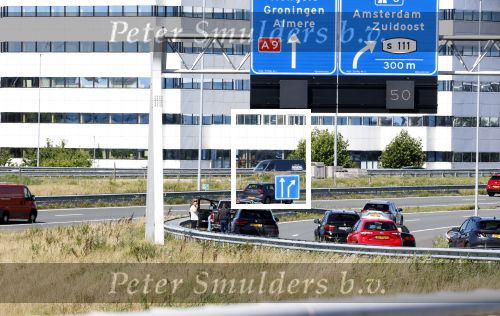Amsterdam 17 juli 2025
Undercover Politie wagens op de vluchtstrook van de A9