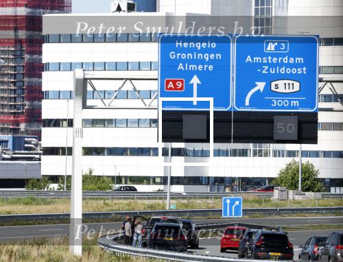 Amsterdam 17 juli 2025
Undercover Politie wagens op de vluchtstrook van de A9