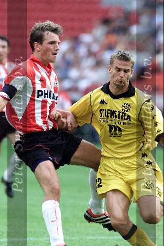 Amsterdam Arena stadion, 13 Augustus 2000
PSV-Roda JC, eindstand 2-0 om de Johan Cruyff-schaal
Arnold Bruggink in duel met Mark Luipjers