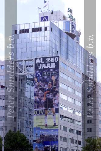 Rotterdam 17 augustus 2000
Dudek in adidas kleding op kantoor van Stad Rotterdam Verzekeringen.
Reklame  Advertentie