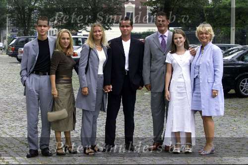 Rotterdam 27 augustus 2000
Feest trouwen Paul de Leeuw en Stephan Nugter.
Frank Arnesen met zijn familie