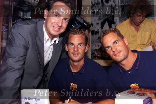 Amsterdam 7 augustus 2000
Uitreiking boek Ronald en Frank de Boer en de schrijver van het boek Maarten Bax
Ronald de Boer en Frank de Boer met Marco Borsato