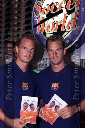 Amsterdam 7 augustus 2000
Uitreiking boek Ronald de Boer en Frank de Boer en de schrijver van het boek Maarten Bax