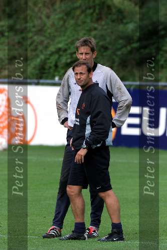 Hoenderloo, 14 augustus 2000
eerste training nederlands elftal onder leiding van de nieuwe bondscoach Louis v Gaal
Edwin v d Sar en Frans Hoek