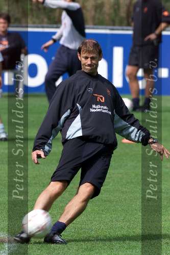 Hoenderloo, 14 augustus 2000
eerste training nederlands elftal onder leiding van de nieuwe bondscoach Louis v Gaal
Nieuwe keeperstrainer Frans Hoek