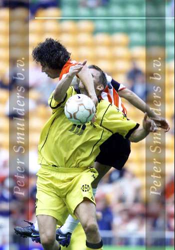 Amsterdam Arena stadion, 13 Augustus 2000
PSV-Roda JC, eindstand 2-0 om de Johan Cruyff-schaal
John de Jong in duel met Ger Sanden
Mooie aktie Overtreding
