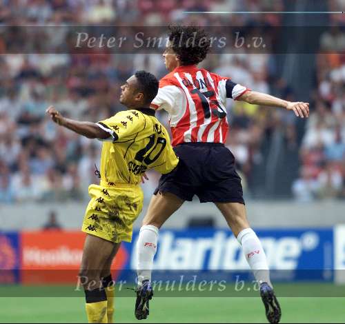 Amsterdam Arena stadion, 13 Augustus 2000
PSV-Roda JC, eindstand 2-0 om de Johan Cruyff-schaal
John de jong in duel met Humphrey Rudge