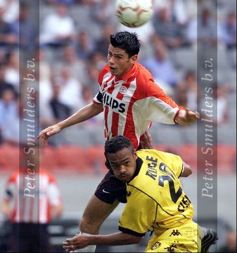 Amsterdam Arena stadion, 13 Augustus 2000
PSV-Roda JC, eindstand 2-0 om de Johan Cruyff-schaal
Kezman in duel met Humphrey Rudge
Kopbal  mooie aktie