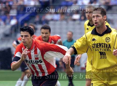 Amsterdam Arena stadion, 13 Augustus 2000
PSV-Roda JC, eindstand 2-0 om de Johan Cruyff-schaal
Kezman in duel met Mark Luijpers