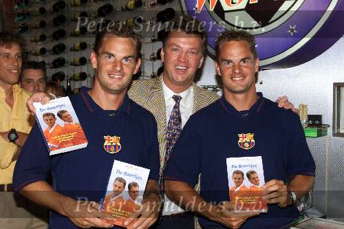 Amsterdam 7 augustus 2000
Uitreiking boek Ronald de Boer en Frank de Boer met Louis v Gaal