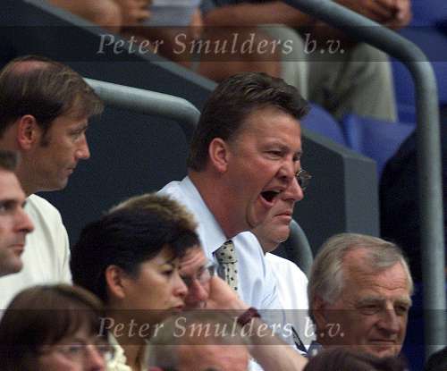 Amsterdam Arena stadion, 13 Augustus 2000
PSV-Roda JC, eindstand 2-0 om de Johan Cruyff-schaal
Een slaapverwekkende wedstrijd zoals hier te zien bij Louis v Gaal Geeuwen  gapen