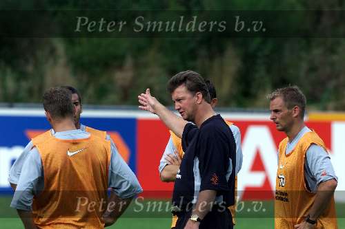 Hoenderloo, 14 augustus 2000
eerste training nederlands elftal onder leiding van de nieuwe bondscoach Louis v Gaal hier met Ronald de Boer en Frank de Boer