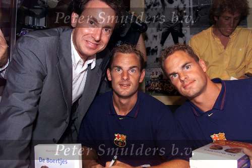 Amsterdam 7 augustus 2000
Uitreiking boek Ronaldde Boer en Frank de Boer 
Ronald en Frank met Marco Borsato