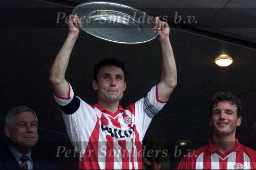 Amsterdam Arena stadion, 13 Augustus 2000
PSV-Roda JC, eindstand 2-0 om de Johan Cruyff-schaal
Mark  v Bommel met de johan Cruyff-schaal