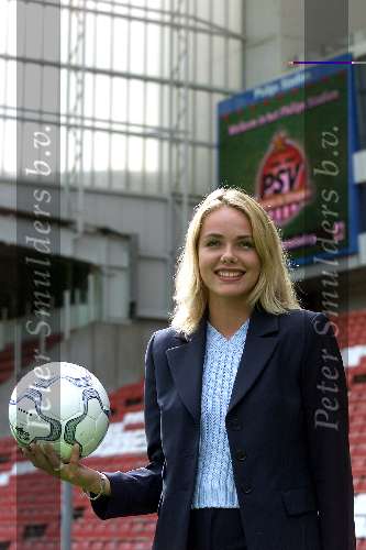 Eindhoven 7 maart 2000
Open Dag PSV.
Oud Miss Nederland en vriendin van Michael Boogerd Nerena Ruinemans loopt stage bij PSV. Zij zit bij afdeling PR