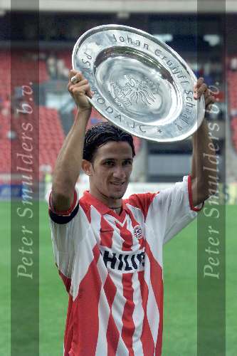 Amsterdam Arena stadion, 13 Augustus 2000
PSV-Roda JC, eindstand 2-0 om de Johan Cruyff-schaal
Adil Ramzi met de Johan Cruyff-schaal