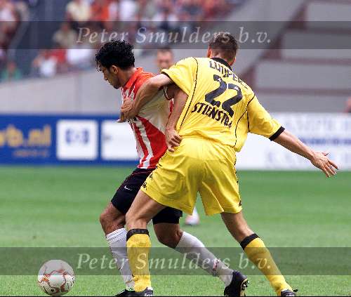 Amsterdam Arena stadion, 13 Augustus 2000
PSV-Roda JC, eindstand 2-0 om de Johan Cruyff-schaal
Adil Ramzi in duel met Mark Luijpers
Shirtje trekken