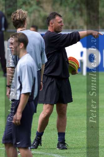 Hoenderloo, 14 augustus 2000
eerste training nederlands elftal onder leiding van de nieuwe bondscoach Louis v Gaal hier samen Ruud Krol