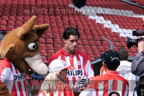 Eindhoven, 7 augustus 2000
Ruud v Nistelrooy met enkele jeugdige PSV-fans