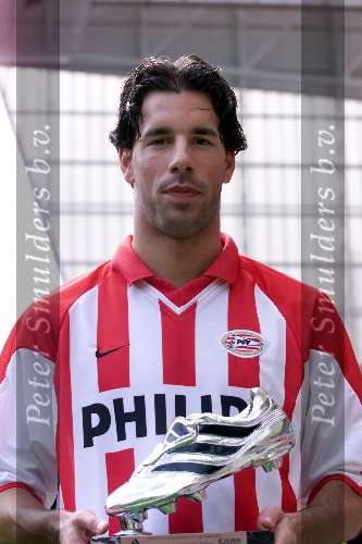 Eindhoven, 8 augutus 2000
Perspresentatie PSV betaald voetbal seizoen 2000/2001
Ruud v Nistelrooy met zijn zilveren schoen voor het sezioen 1999/2000