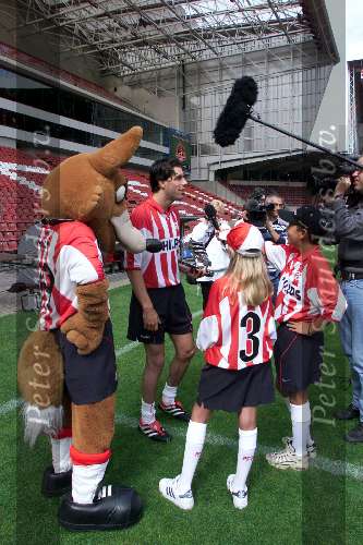 Eindhoven, 8 augutus 2000
Perspresentatie PSV betaald voetbal seizoen 2000/2001
Ruud v Nistelrooy met zijn zilveren schoen voor het sezioen 1999/2000
Hier wordt hij geintervieuwd door de jeugd
