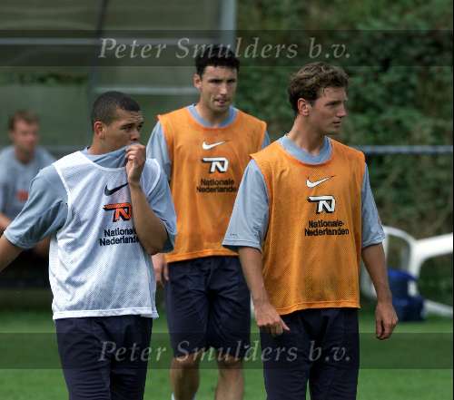 Hoenderloo, 14 augustus 2000
eerste training nederlands elftal onder leiding van de nieuwe bondscoach Louis v Gaal
Mark v Bommel Wilfred Bouma en Arnold Bruggink als nieuwelingen bij het NE