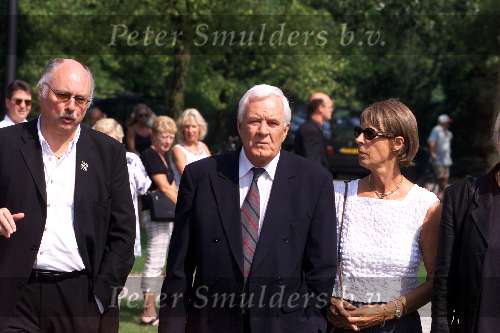 Amsterdam 25 augustus 2001
Begrafenis van Sylvia Millecam op Westgaarde.
Aad v d Heuvel met vrouw