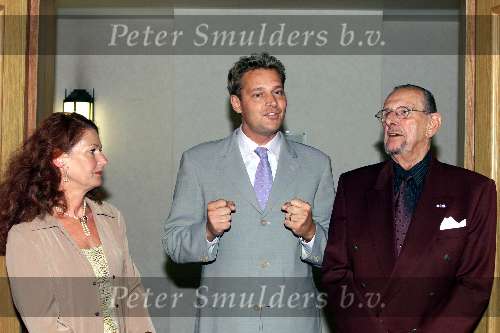 AMSTERDAM 28 augustus 2001
Surprise feestje voor  Joop Doderer vanwege zijn 80 e verjaardag en het nieuwe theater stuk BLIJVEND APLAUS.
Joop Doderer met Albert Verlinde