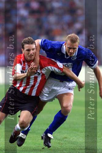 Eindhoven 22 augustus 2001
PSV-Fc Den Bosch
Arnold Bruggink in duel met Koen van Laak