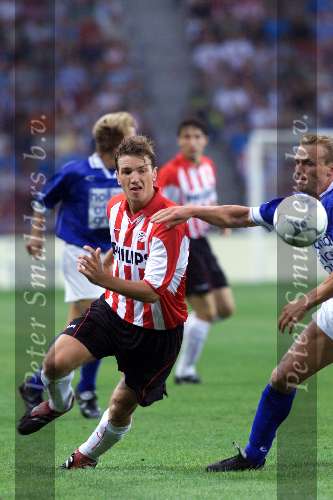 Eindhoven 22 augustus 2001
PSV-Fc Den Bosch
Arnold Bruggink in duel met Koen van de Laak .