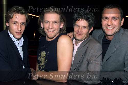 Amsterdam 18 augustus 2001
Perspresentatie Rozengeur & Wodka Lime .
v.l.n.r. Daan Schuurmans , Barry Atsma, Evert vd Meulen en Chris Tates
