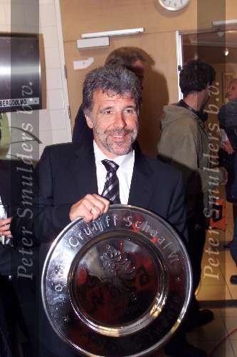 Amsterdam 12 augustus 2001
PSV - FC Twente voor de Johan Cruyffschaal in  de Amsterdam Arena.Eindstand 3-2
Erik Gerets met Johan Cruyff-schaal