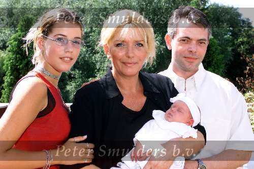 Tiel 14 augustus 2001
Hanny met dochter en haar vriend met hun baby