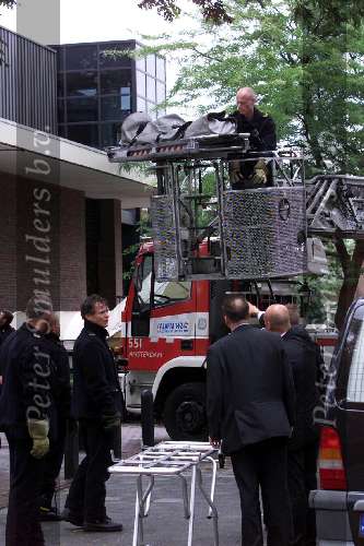Amsterdam: Het stoffelijk overschot van Herman Brood wordt woensdag bij het Hilton Hotel in Amsterdam weggehaald. Brood pleegde zelfmoord door van het dak van het hotel te springen.