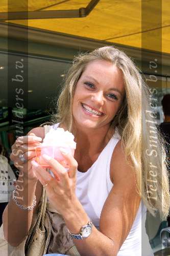 Rotterdam 20 ugustus 2001
Inge de Bruijn shoppen in Rotterdam 
Even een ijsje eten