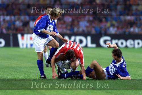 Eindhoven 22 augustus 2001
PSV-Fc Den Bosch
Jan Vennegoor of Hesselink in duel met Peter Uneken en Jan Michels(L)