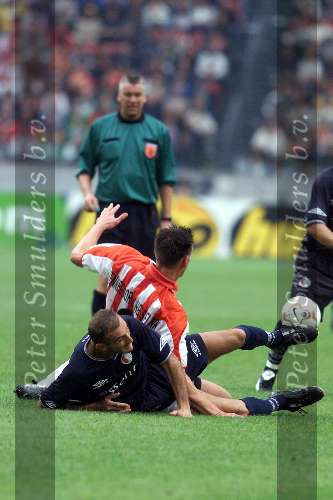 Amsterdam 12 augustus 2001
 PSV- FC Twente 3-2 voor de Johan Cruyffschaal in de Amsterdam Arena.
Jan Vennegoor of Hesselink
Overtreding