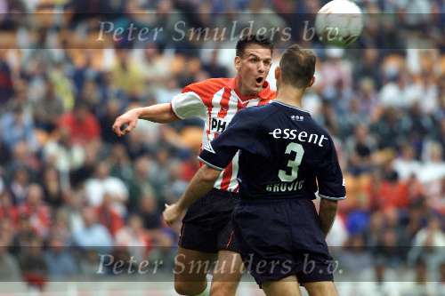 Amsterdam 12 augustus 2001
 PSV- FC Twente 3-2 voor de Johan Cruyffschaal in de Amsterdam Arena.
Jan Vennegoor of Hesselink
Kopbal