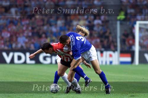 Eindhoven 22 augustus 2001
PSV-Fc Den Bosch
Jan Vennegoor of Hesselink in duel met Peter Uneken en Jan Michels(10)
Overtreding