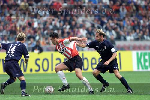 Amsterdam 12 augustus 2001
 PSV- FC Twente 3-2 voor de Johan Cruyffschaal in de Amsterdam Arena.
Jan Vennegoor of Hesselink in duel met Arjan v d Laan