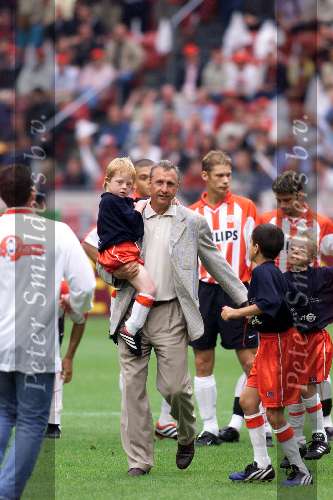 Amsterdam 12 augustus 2001
 PSV- FC Twente 3-2 voor de Johan Cruyffschaal in de Amsterdam Arena.
Op de foto men enkele mongole kinderen