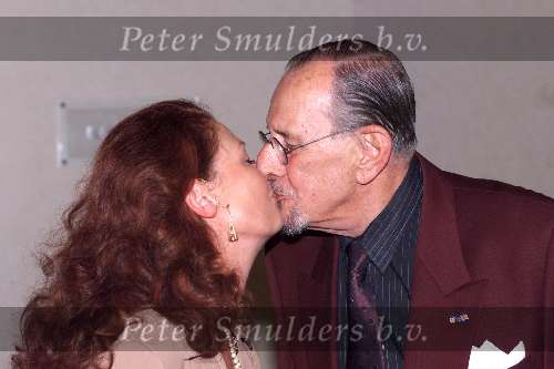 AMSTERDAM 28 augustus 2001
Surprise feestje voor  Joop Doderer vanwege zijn 80e verjaardag samen met zijn vrouw kussend