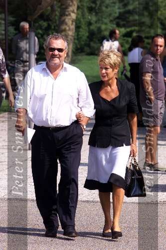 Amsterdam 25 augustus 2001
 Begrafenis van Sylvia Millecam op Westgaarde.
Jules Croiset met zijn vrouw Puck Croiset