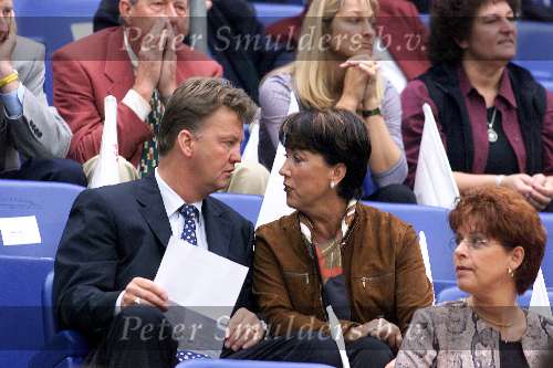 Amsterdam 12 augustus 2001
 PSV- FC Twente 3-2 voor de Johan Cruyffschaal in de Amsterdam Arena.
Louis v Gaal en Truus v Gaal