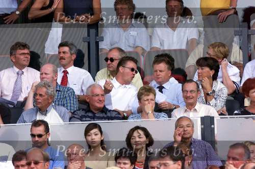 Rotterdam 26 augustus 2001
Feyenoord-AJAX, eindstand 1-2
Louis v Gaal met Hans Wotte
Truus v Gaal en Youp v \\\'t Hek